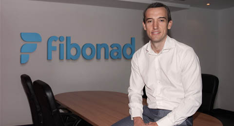 David Garcia Fuentes con el logo de Fibonad